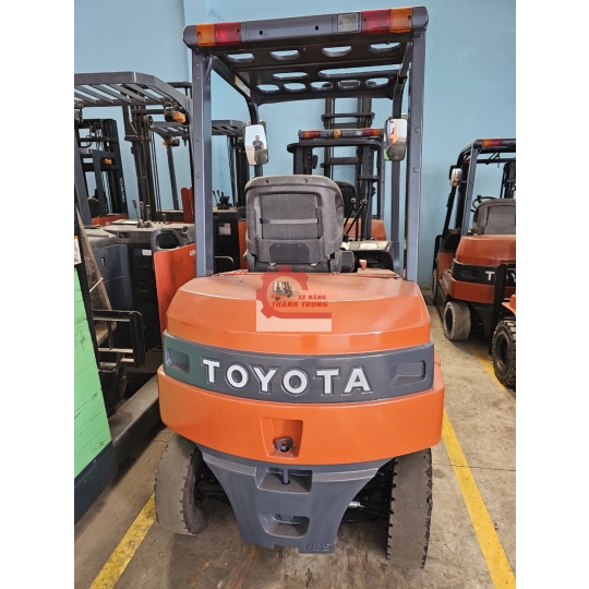 Xe nâng điện ngồi lái TOYOTA 7FB25
